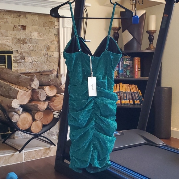 Dress - Picture 4 of 9